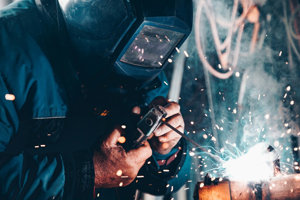 Steps to Weld a Container, Based on the American Welding Society