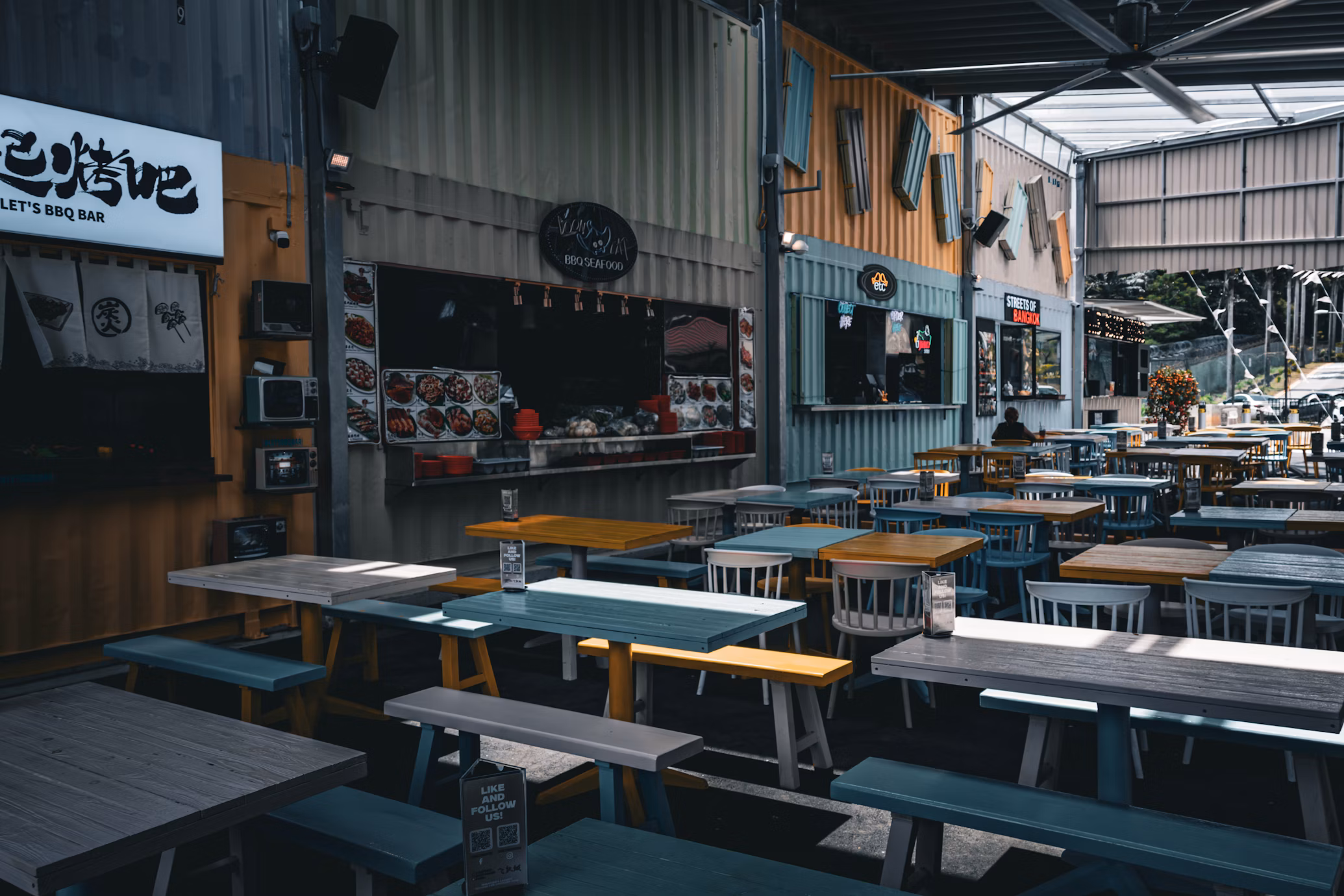 Container restaurant interior design