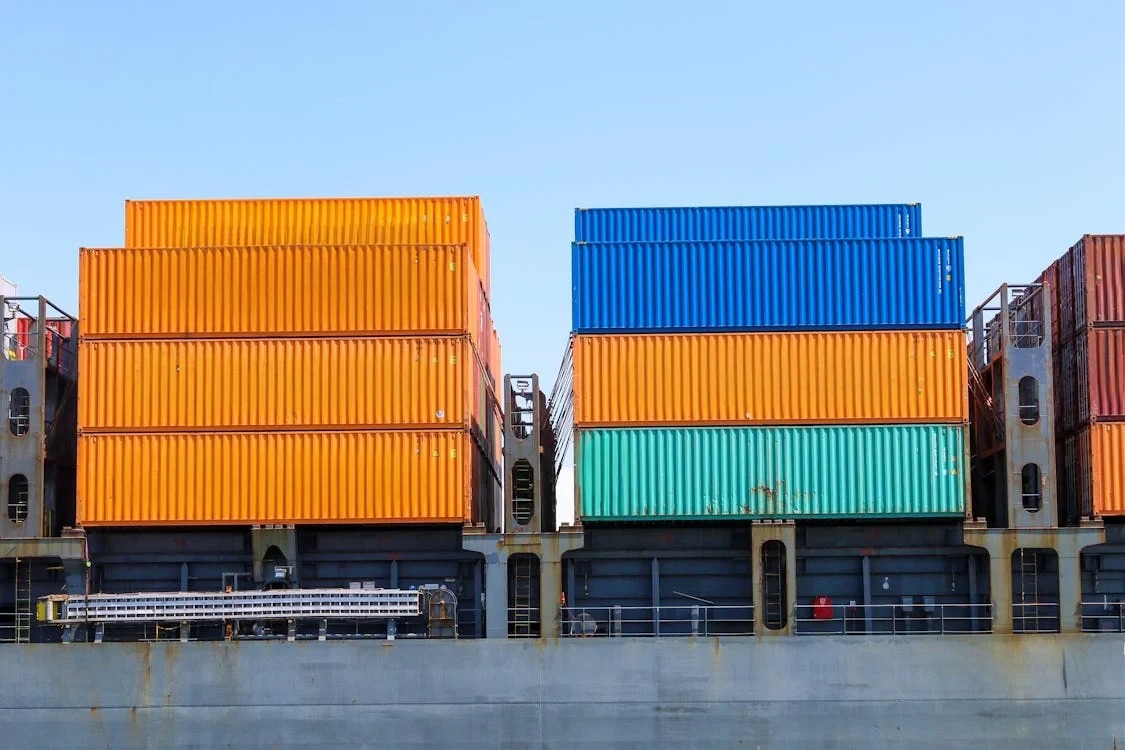 Shipping container twist locks for container stacks