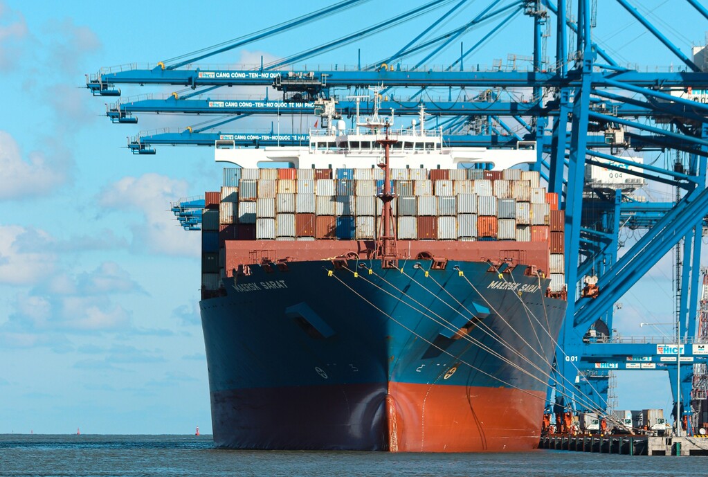 How Many Containers on a Container Ship Based on Each Type