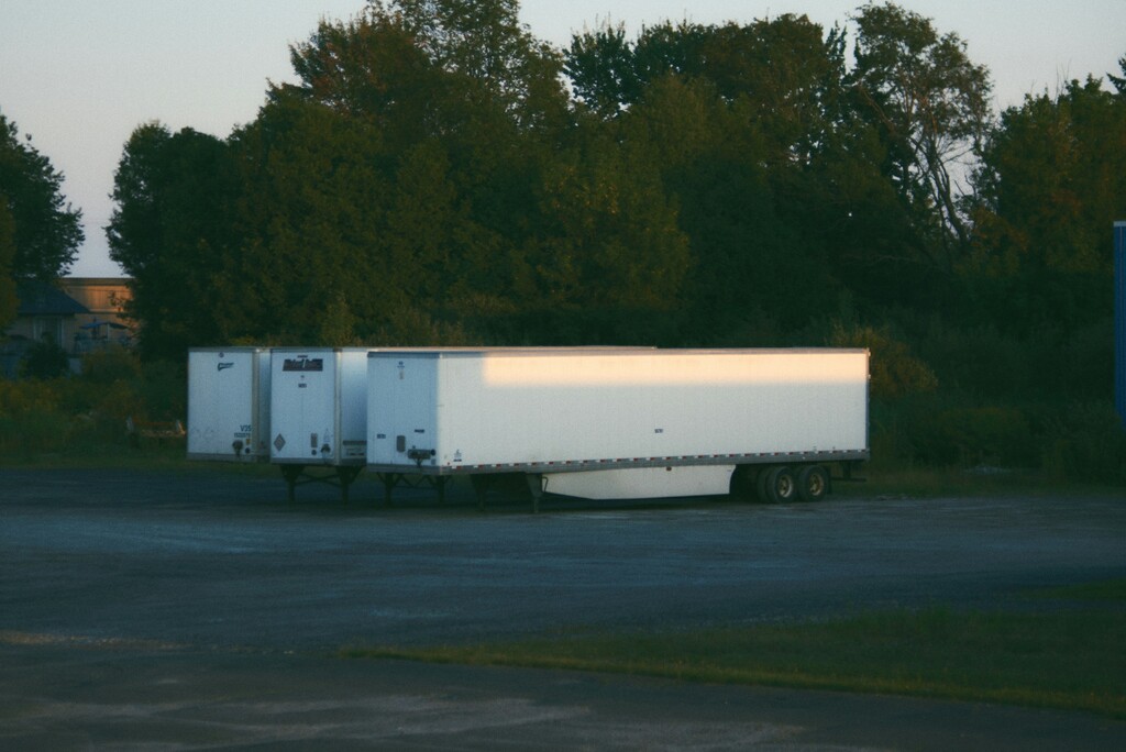 Container Chassis, Flat Bed, & Gooseneck. What's the Difference?
