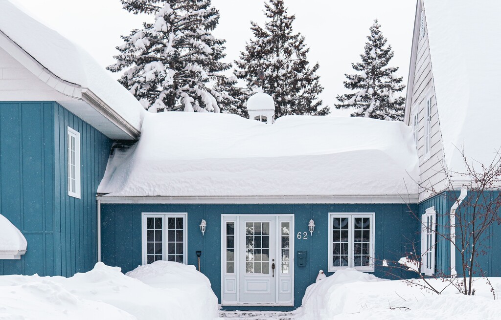 Pros and Cons of Shipping Container Building in Winter